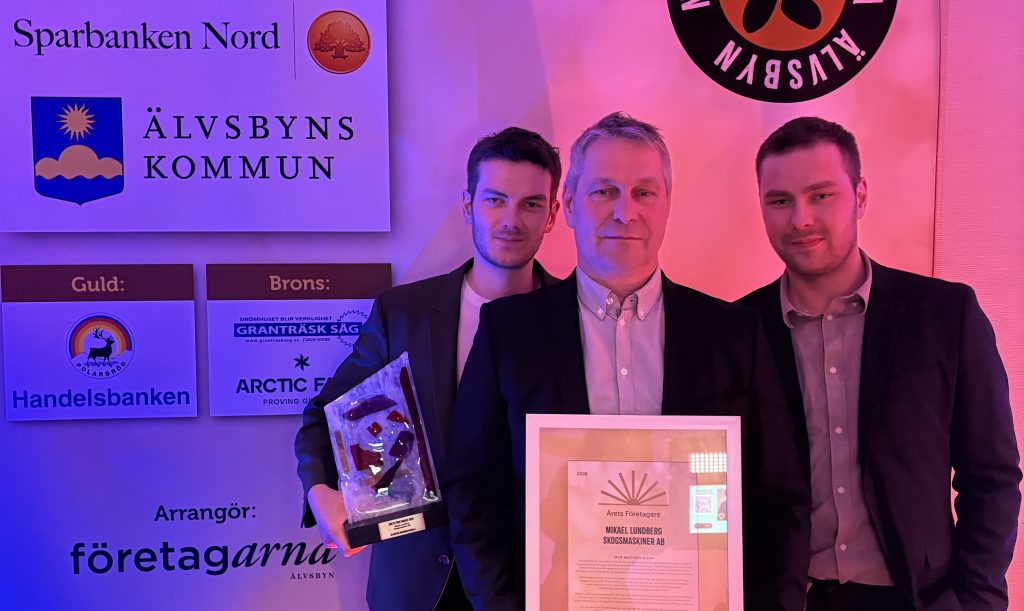 Mikael Lundberg med sina söner tog emot pris och diplom.