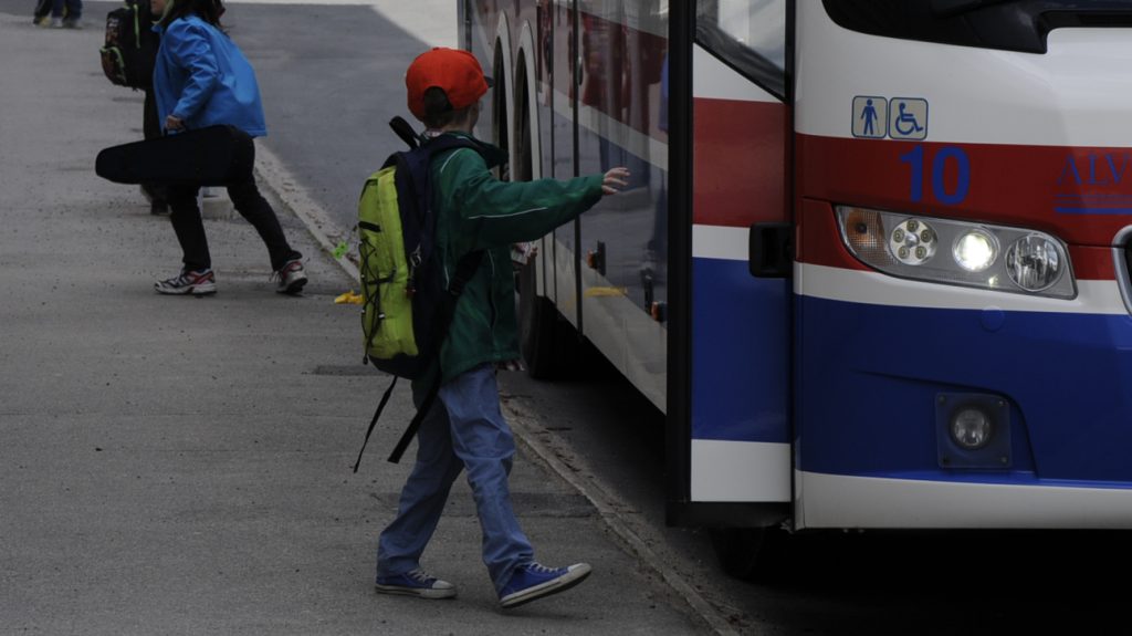 Bild visar ett barn som kliver på en buss och en blå prick med texten Ansök innan 30 april