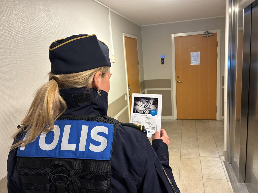 Älvsbyns kommun, Polisen och Älvsbyns fastigheter besökte flera medborgare för att berätta om konceptet Bry dig.