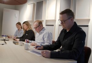 Bild på fyra personer som sitter vid ett bord.