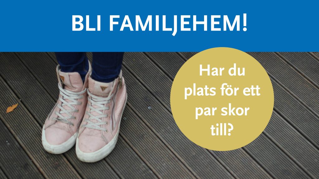 Ett par barnskor som står ensam.