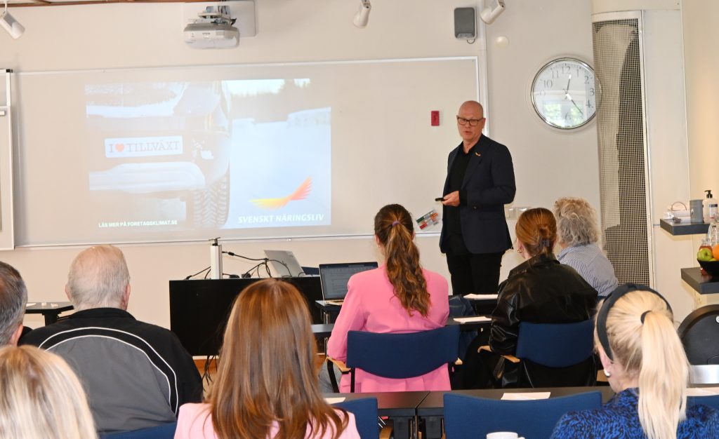 Hans Andersson berättar för tjänstepersoner, företagare och politiker om Svenskt Näringslivs resultat.
