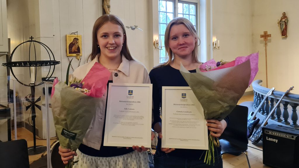 Bilden visar Kulturskolestipendiaterna Sally Larsson och Cornelia Lundmark i Älvsbyns kyrka