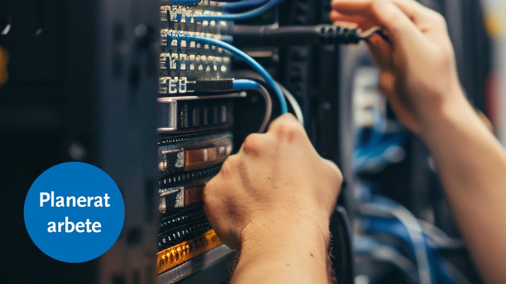 Bilden visar händer som arbetar med datakablar även en bubbla med texten planerat arbete