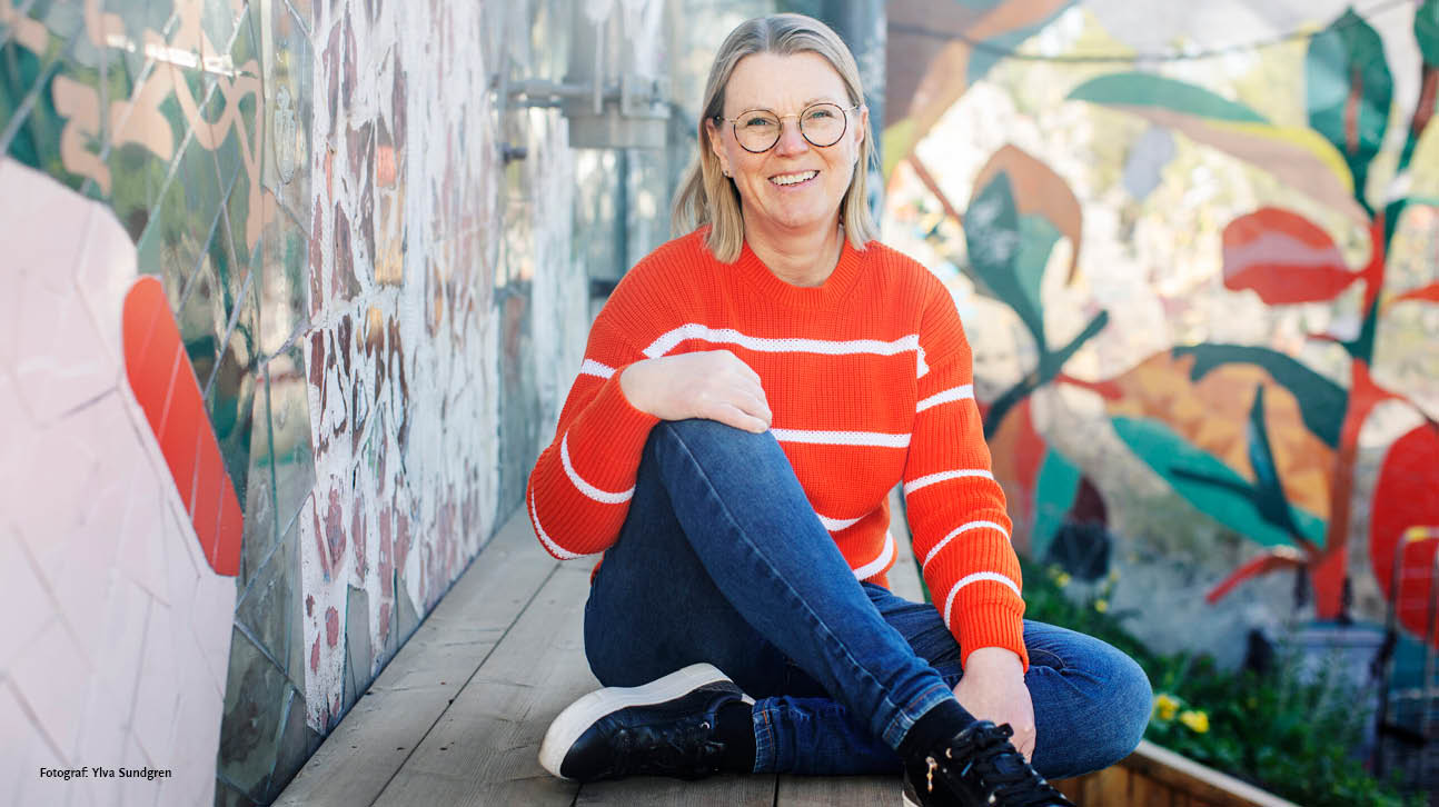 Bilden visar föreläsaren Petra Krantz Lindgren sittande, med grafitti i bakgrunden.
