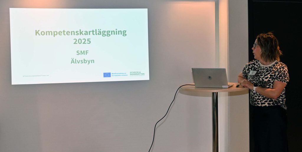 bilden visar Sofia Lundberg som pressenterar kompetenskartläggningen
