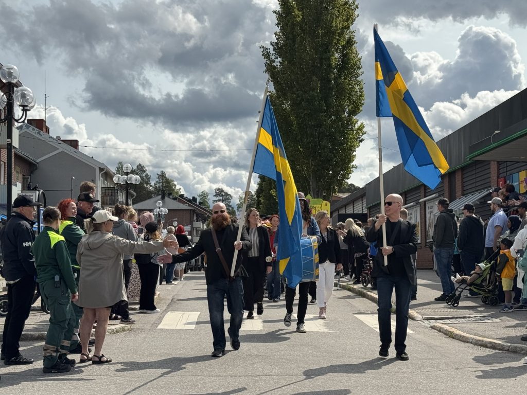Elever som går igenom Älvsbyn i karnevalståget