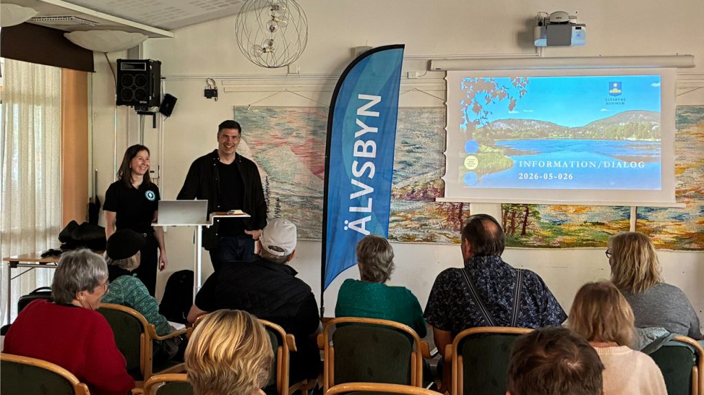 bilden visar av Stefan, risk- och säkerhetssamordnare, och Filippa, energi- och klimatrådgivare på en dialog och informationskväll om lokal beredskap