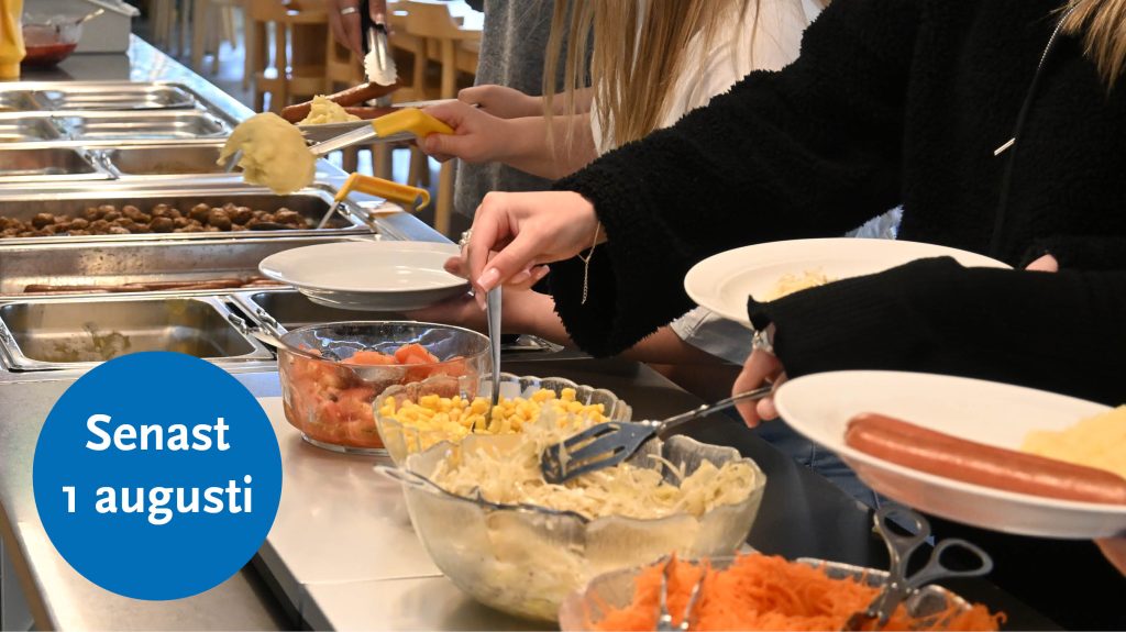Bilden visar elever som tar för sig mat i matsal