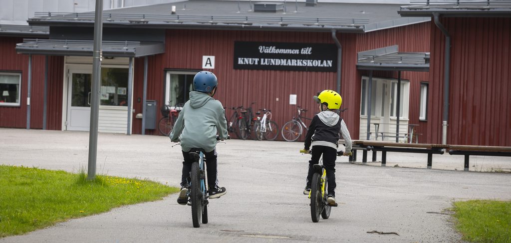 Barn som cyklar till Knut Lundmarkskolan.