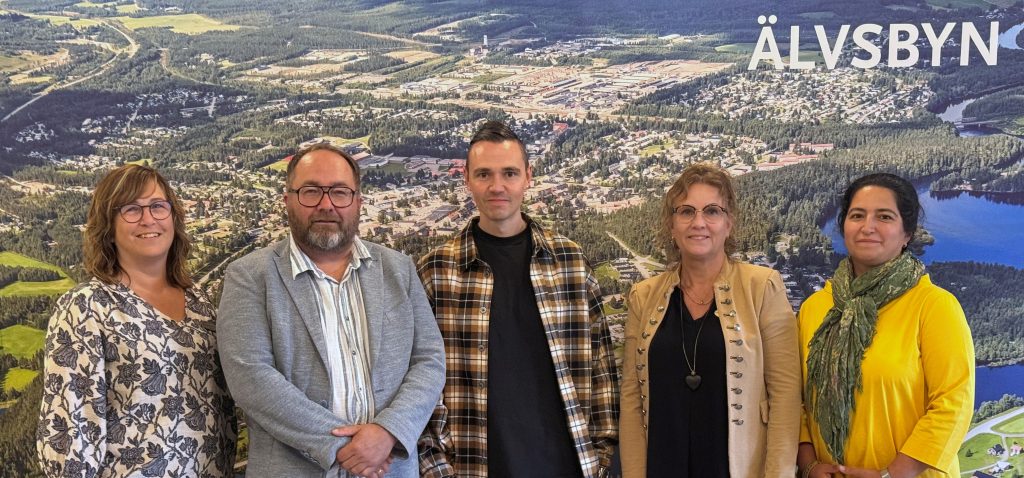 Personerna i bilden är från vänster: Marianne Stenvall, rektor, Bo Åström, skolchef, Daniel Berglind, docent i folkhälsovetenskap och senior forskare vid Karolinska Institutet, Carina Ljuslinder, rektor och Pegah Lotfian, rektor.