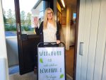 Camilla håller välkomnar en vid dörren till Lövgatan 1