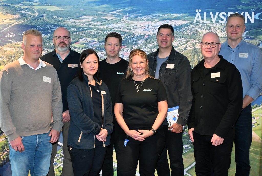 På bilden från vänster: Linus Granberg, Granbergs Buss; Jan Westerlund och Emma Rosengren, OKQ8; Jon Lundberg och Anna Gårding, Gårdings Järnaffär; samt Stefan Nilsson, risk- och säkerhetssamordnare vid Älvsbyns kommun, Hans Andersson från Svenskt Näringsliv och Johan Dahlqvist, Älvsbyns kommun.