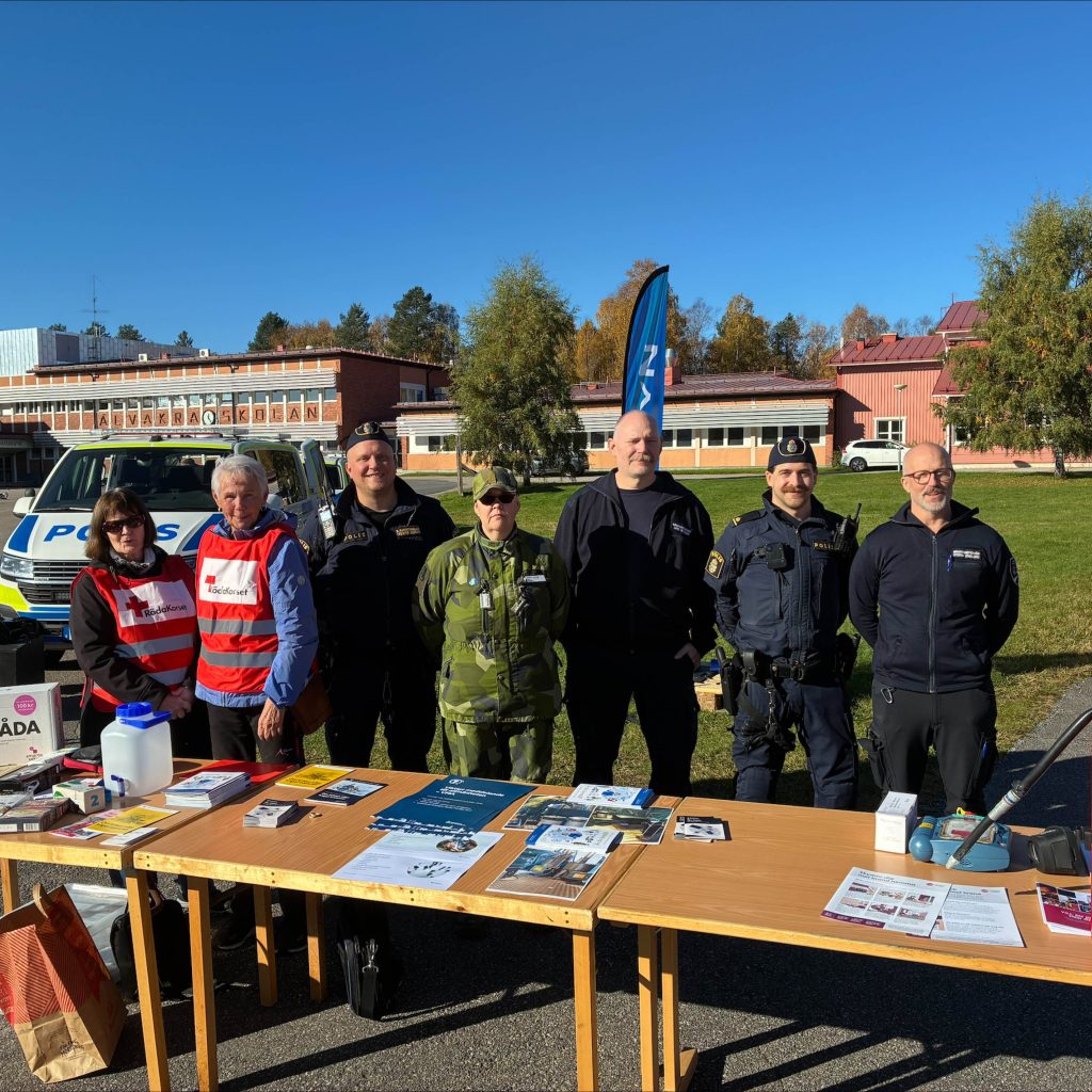 Vid aktiviteten "Totalförsvaret i praktiken" träffade elever representanter från Älvsbyns kommun, Svenska Lottakåren, Polisen, Räddningstjänsten och Rödakorset.