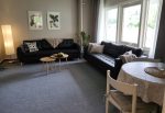 Miljö på Lövgatan, mjuka soffor med kuddar och filtar