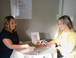 Bilden visar Helena och Emelie på Lövgatan 1, spela Yatzy