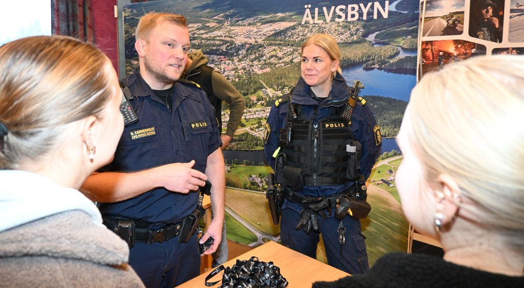 Polisen fanns på plats för att berätta om deras arbete.