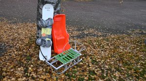 Bilden visar snowboard, pulka och kälke
