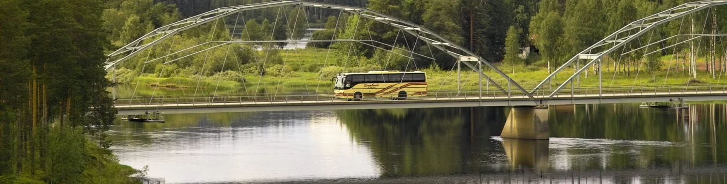 Buss på bron i Vidsel, foto Ulf B Jonsson